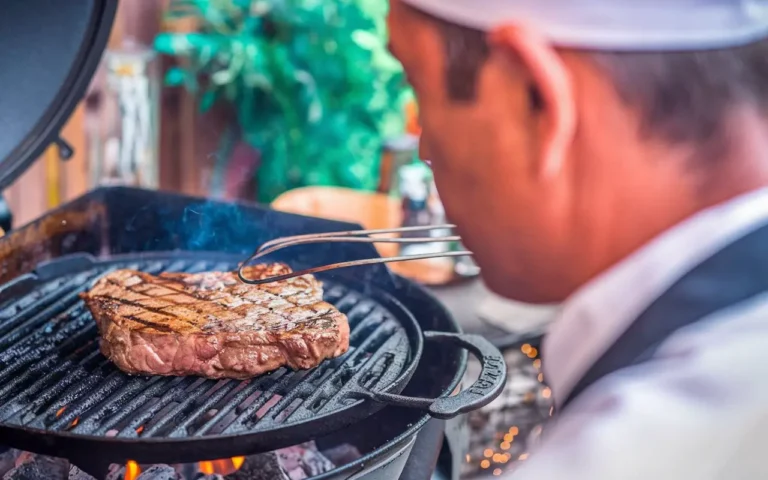 Zartes Rindersteak mariniert vor dem Grillen